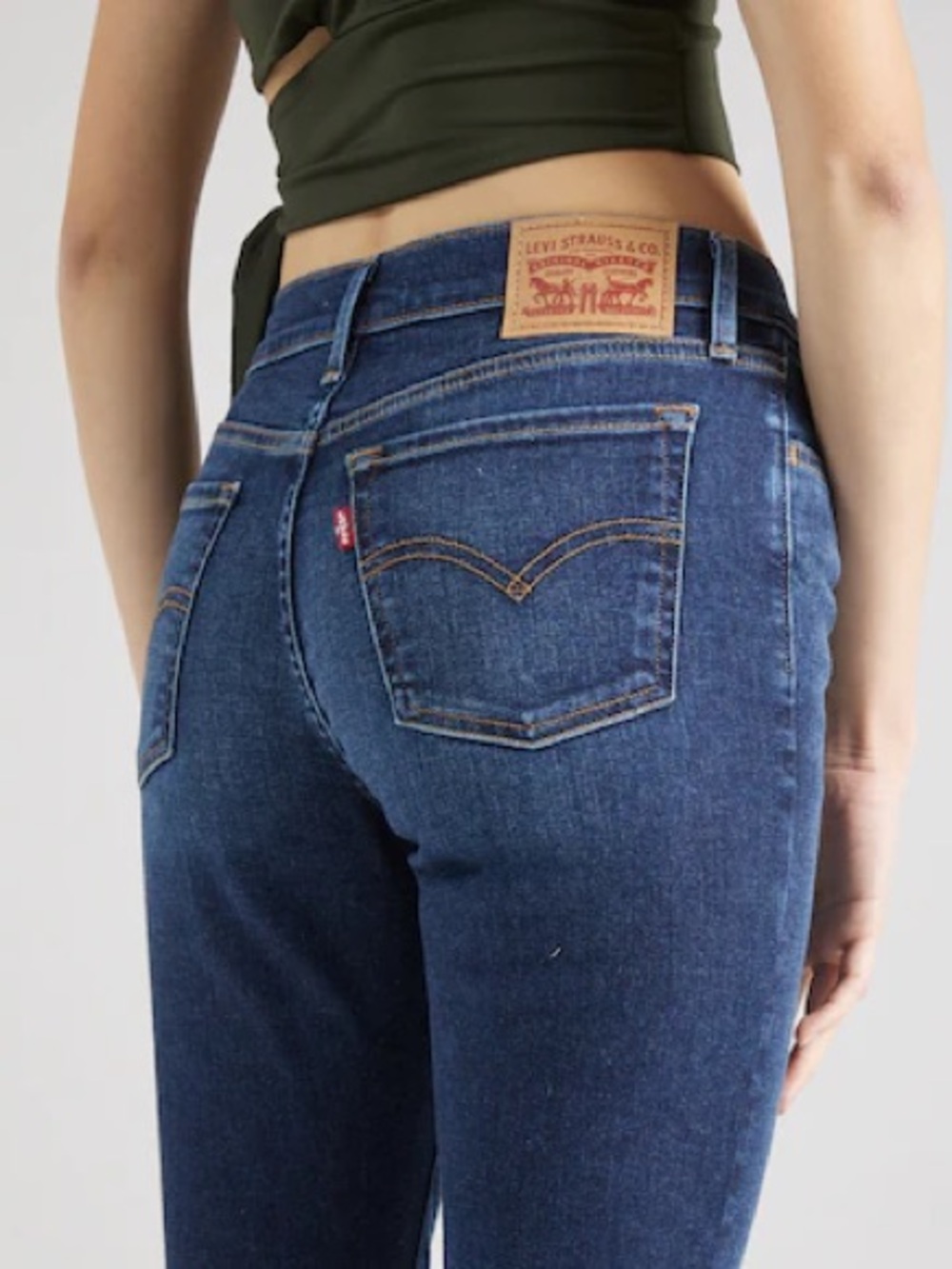 NWT Levi’s 710 Super Skinny Jeans – W27 L32